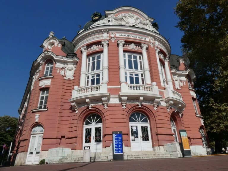 Две премиери и десет спектакъла в октомврийската програма на Варненския драматичен театър